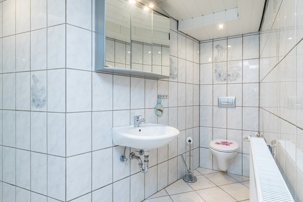 Foto - Te koop: Ruime halfvrijstaande woning met 179 m² woonoppervlakte, 6 slaapkamers, 2 badkamers, garage en tuin op het zuiden in Vaals
